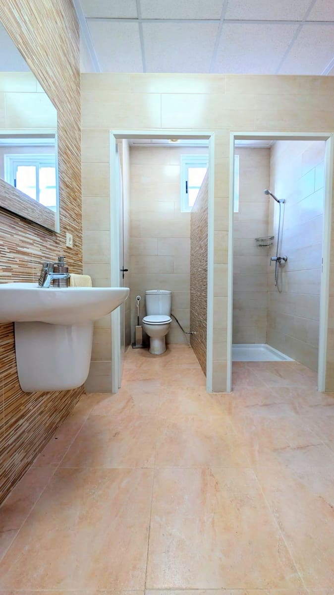 Business for sale in Crevillente / Crevillent with garage - € 546,000 (Ref: 9878854)