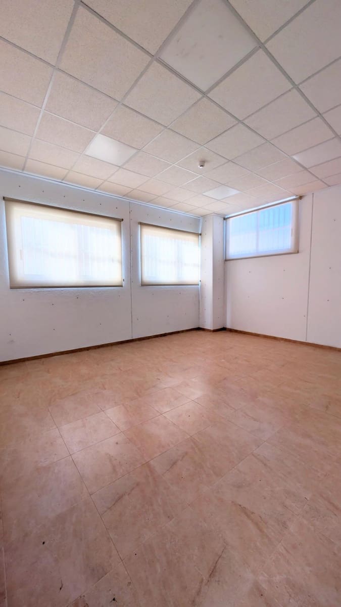 Business for sale in Crevillente / Crevillent with garage - € 546,000 (Ref: 9878854)