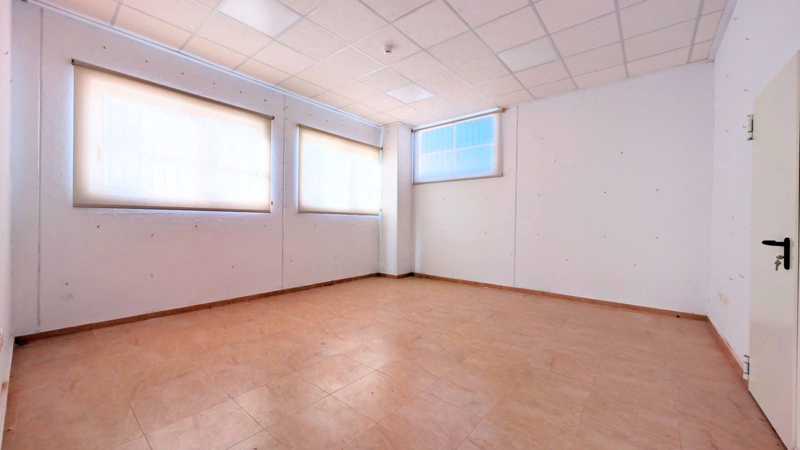 Business for sale in Crevillente / Crevillent with garage - € 546,000 (Ref: 9878854)