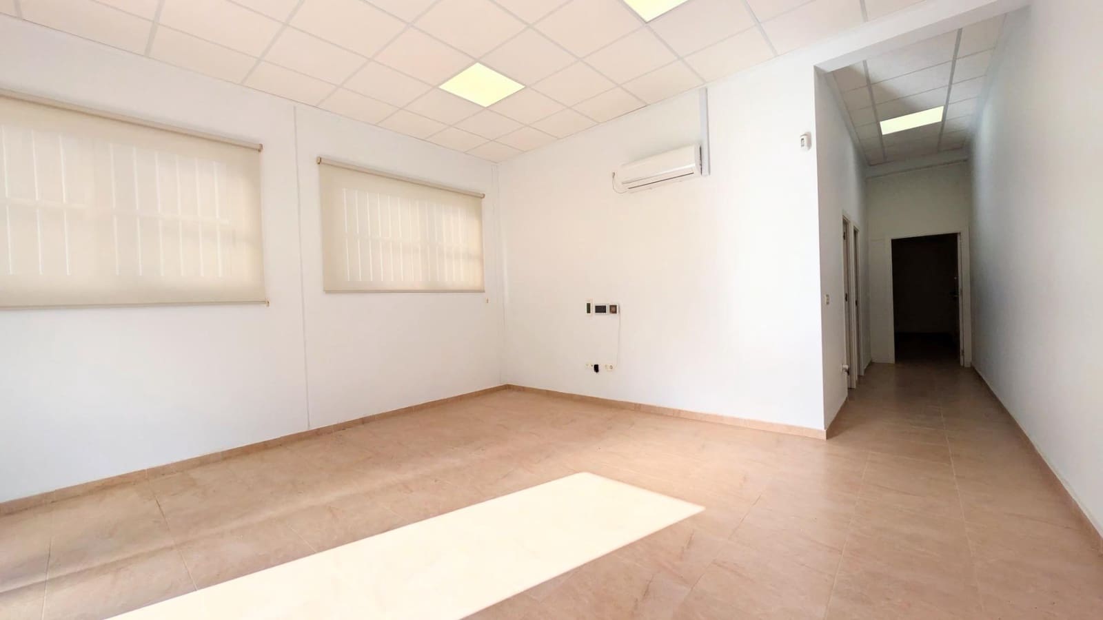Business for sale in Crevillente / Crevillent with garage - € 546,000 (Ref: 9878854)