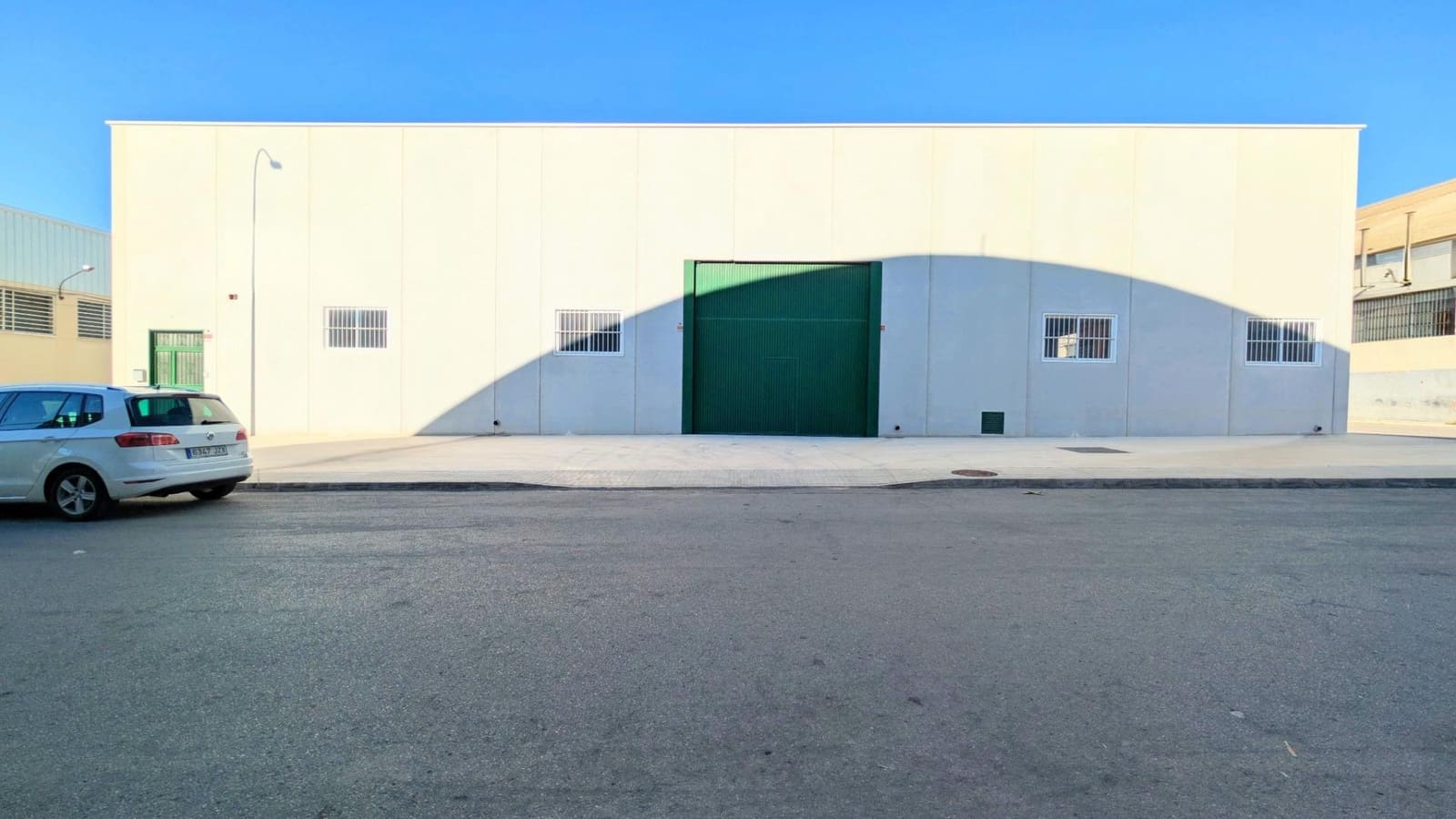 Business for sale in Crevillente / Crevillent with garage - € 546,000 (Ref: 9878854)