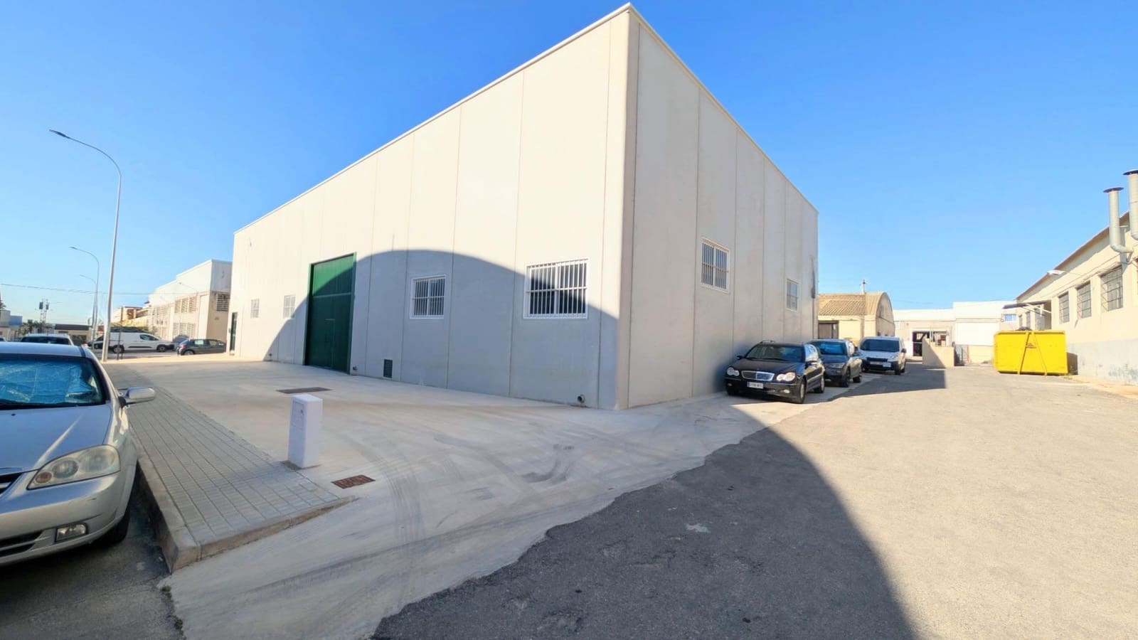 Business for sale in Crevillente / Crevillent with garage - € 546,000 (Ref: 9878854)