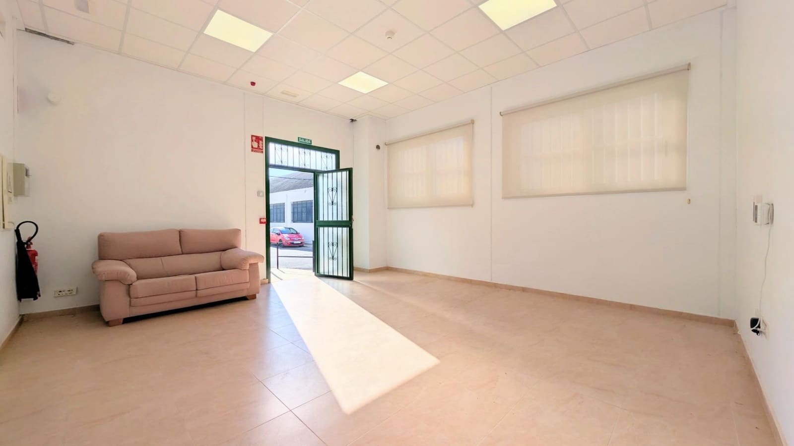 Business for sale in Crevillente / Crevillent with garage - € 546,000 (Ref: 9878854)