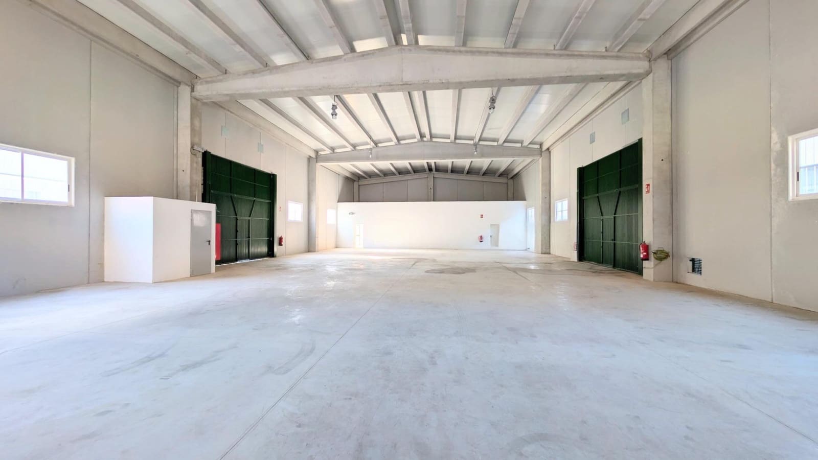 Business for sale in Crevillente / Crevillent with garage - € 546,000 (Ref: 9878854)