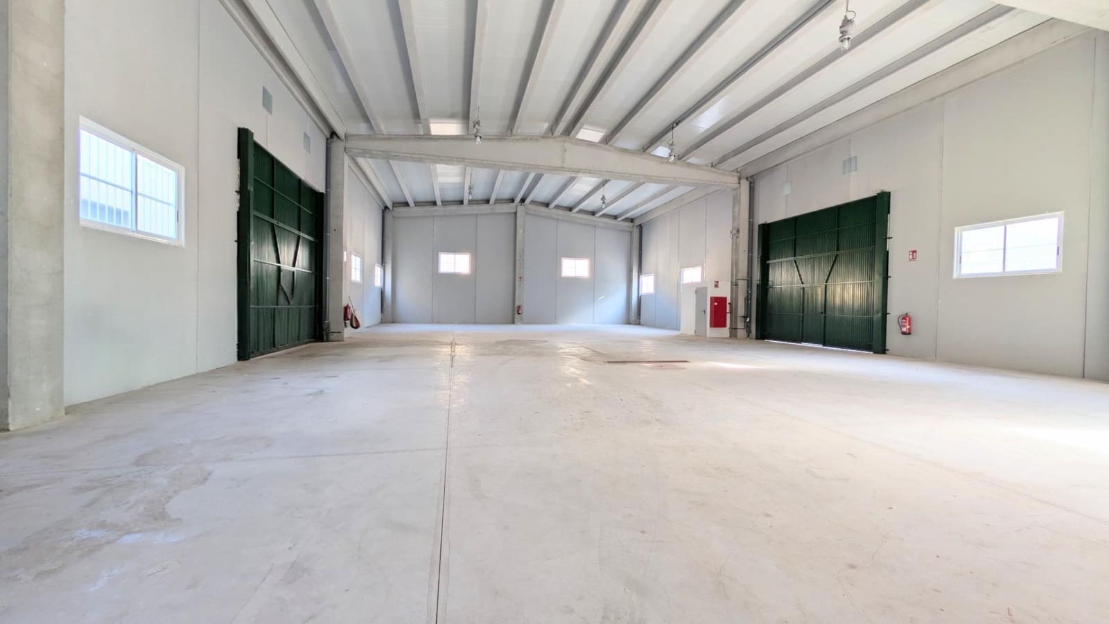Business for sale in Crevillente / Crevillent with garage - € 546,000 (Ref: 9878854)