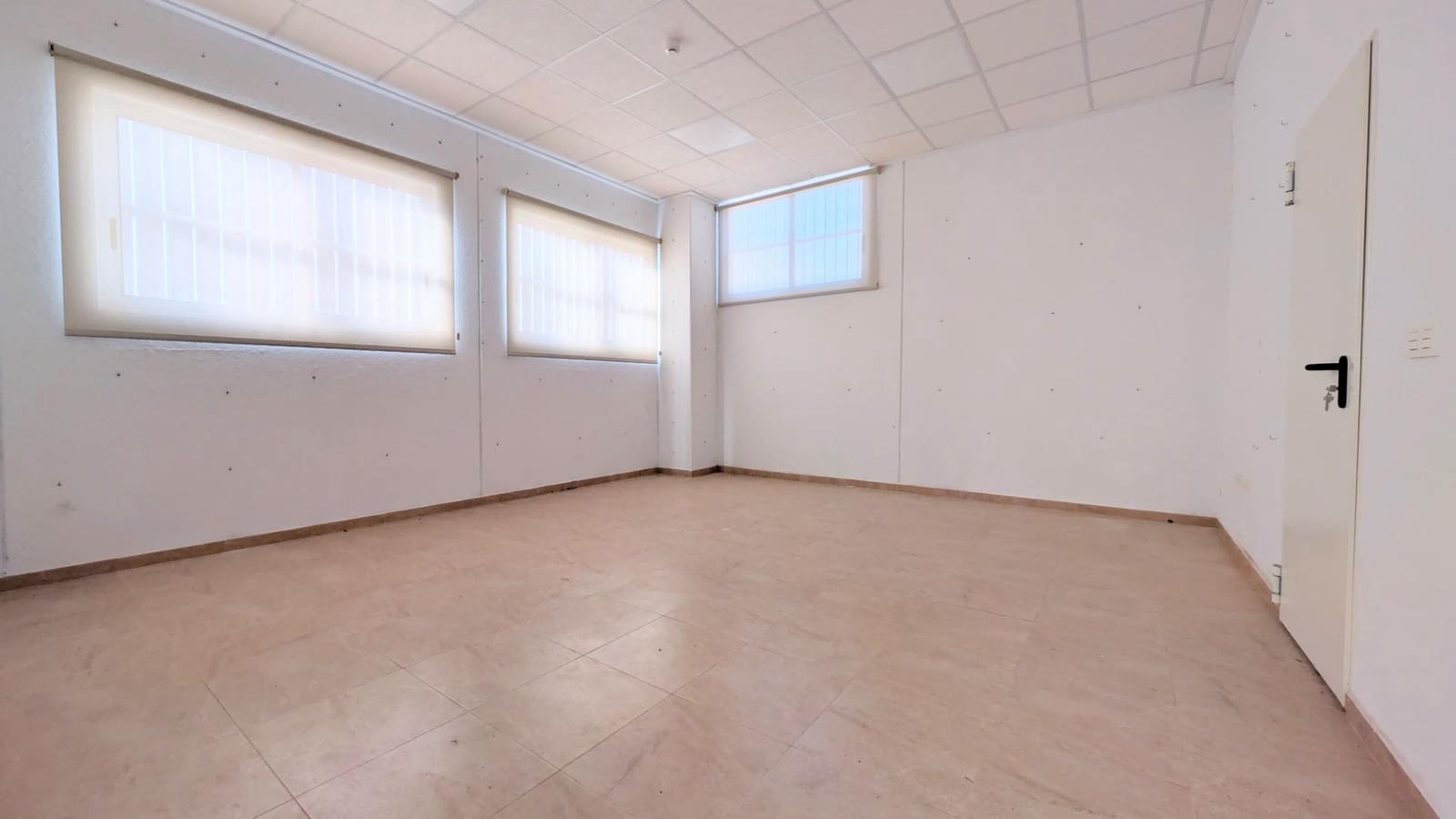 Business for sale in Crevillente / Crevillent with garage - € 546,000 (Ref: 9878854)