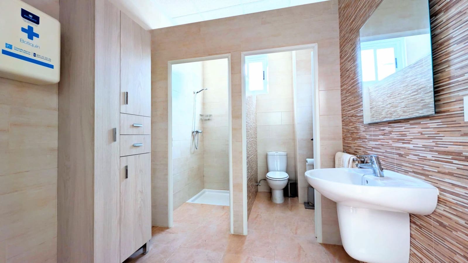 Business for sale in Crevillente / Crevillent with garage - € 546,000 (Ref: 9878854)