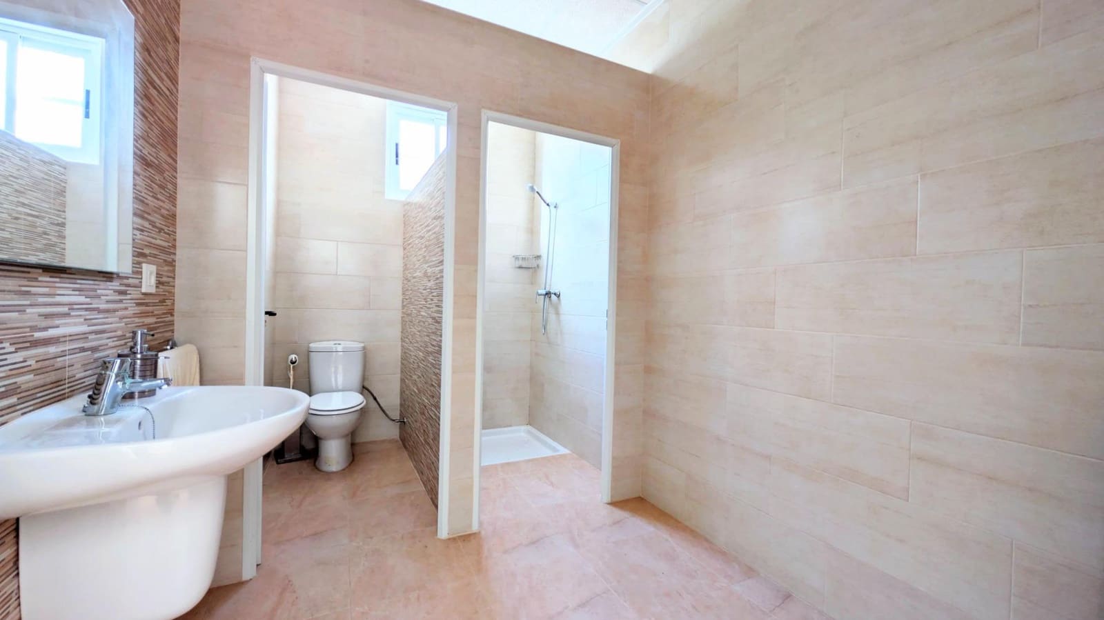 Business for sale in Crevillente / Crevillent with garage - € 546,000 (Ref: 9878854)