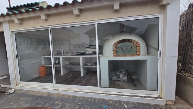 Chalet de 6 habitaciones en La Marina, Elche / Elx en venta con piscina - 430.000 € (Ref: 9878859)
