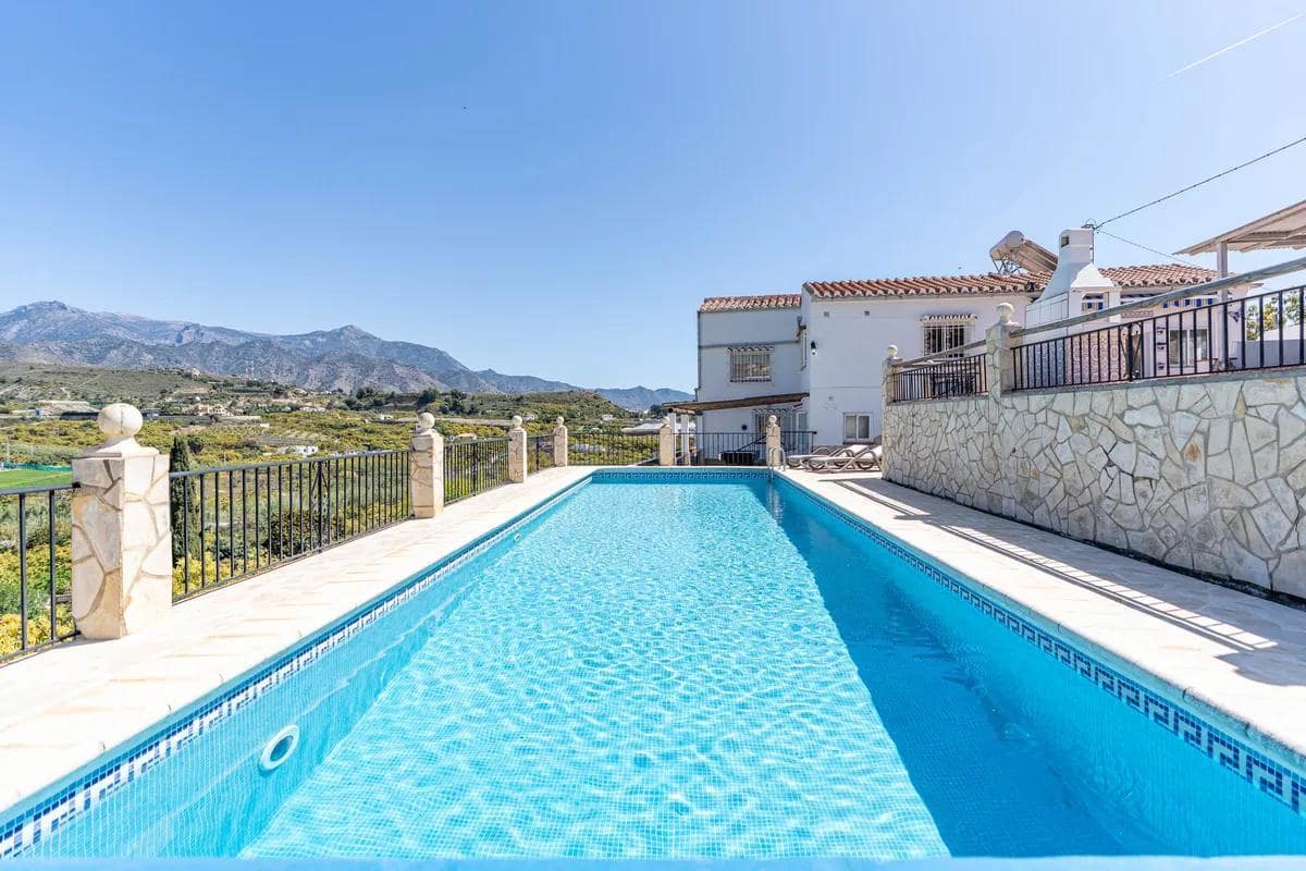 4 bedroom Villa for sale in Nerja with pool garage - € 995,000 (Ref: 10046213)