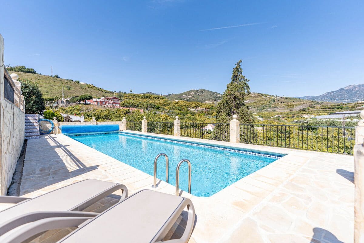 4 bedroom Villa for sale in Nerja with pool garage - € 995,000 (Ref: 10046213)