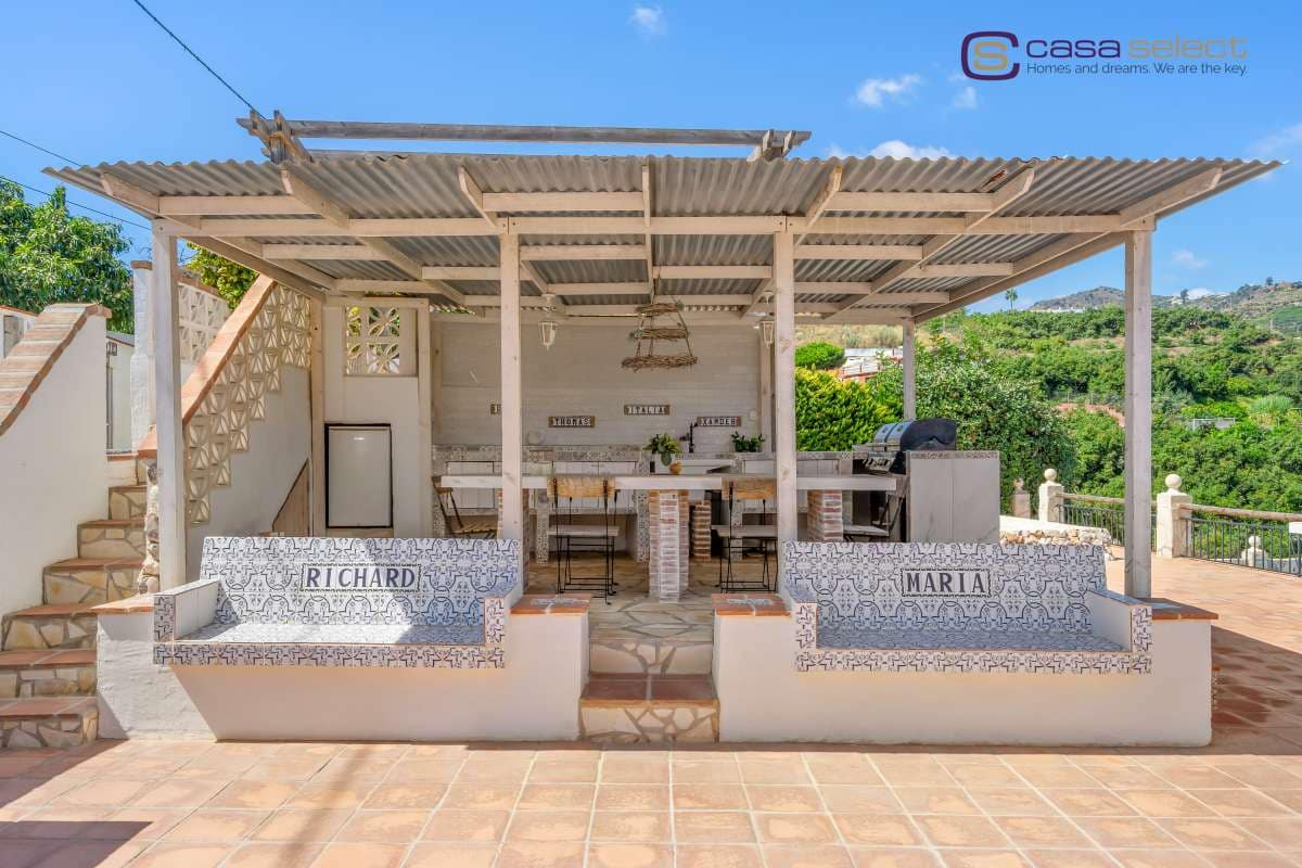4 bedroom Villa for sale in Nerja with pool garage - € 995,000 (Ref: 10046213)