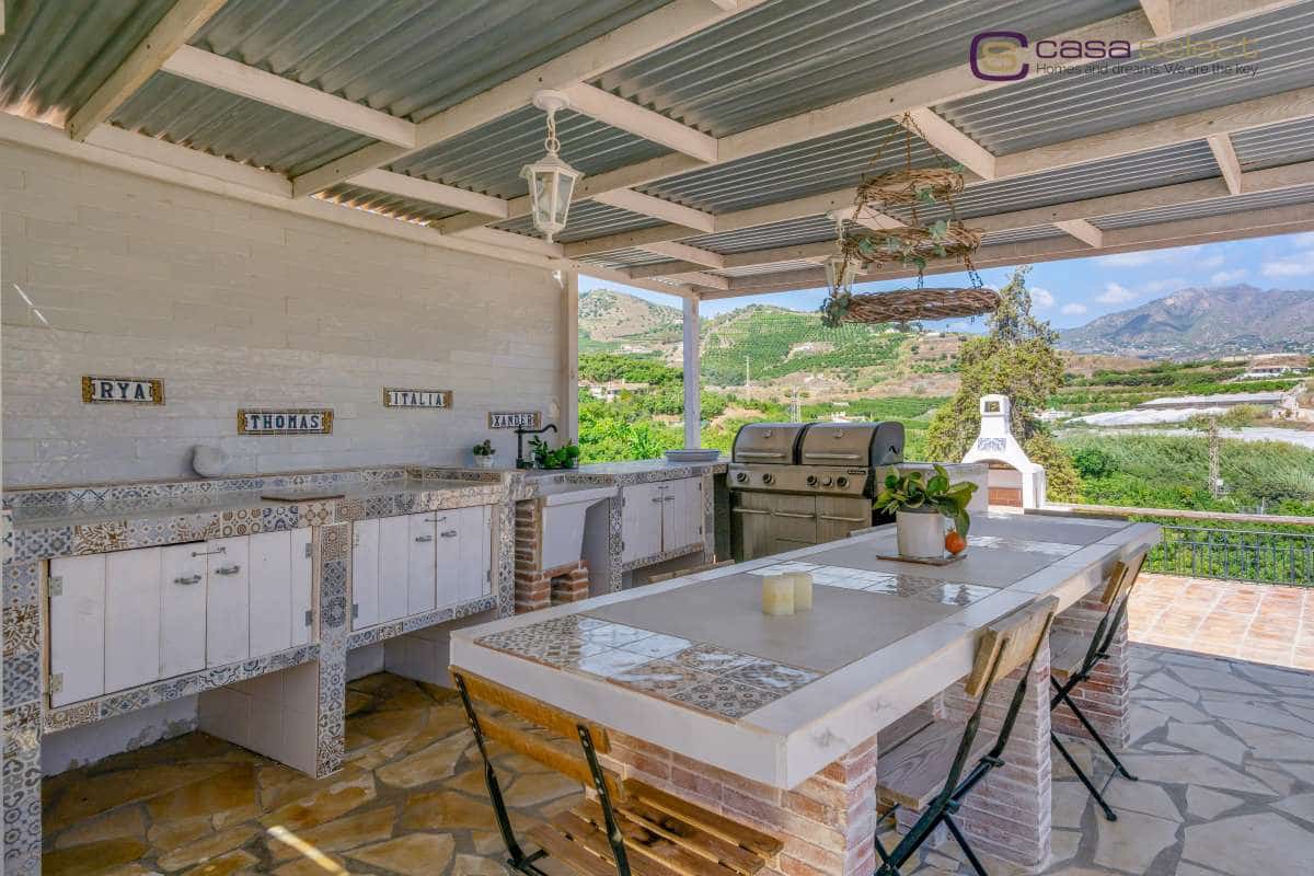 4 bedroom Villa for sale in Nerja with pool garage - € 995,000 (Ref: 10046213)
