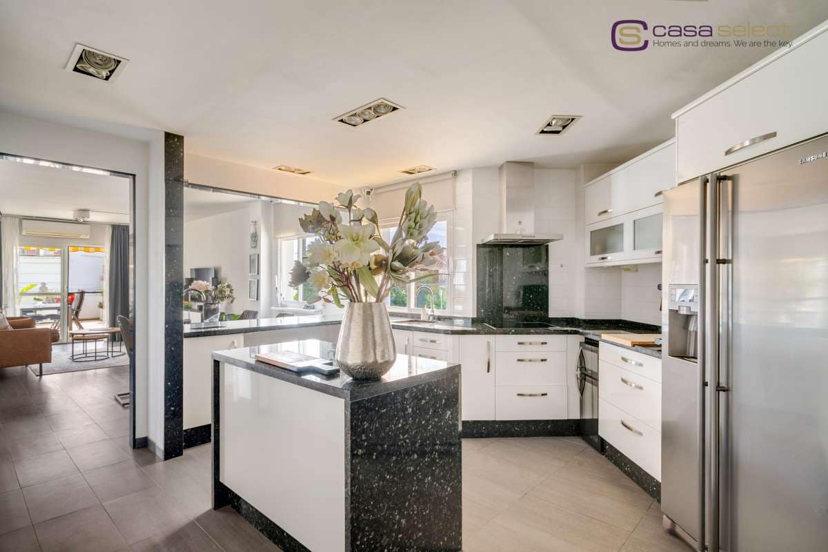 2 bedroom Apartment for sale in Nerja with pool - € 485,000 (Ref: 10153181)