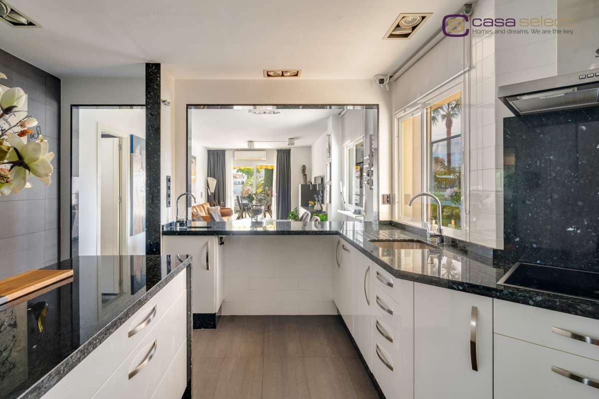 2 bedroom Apartment for sale in Nerja with pool - € 485,000 (Ref: 10153181)
