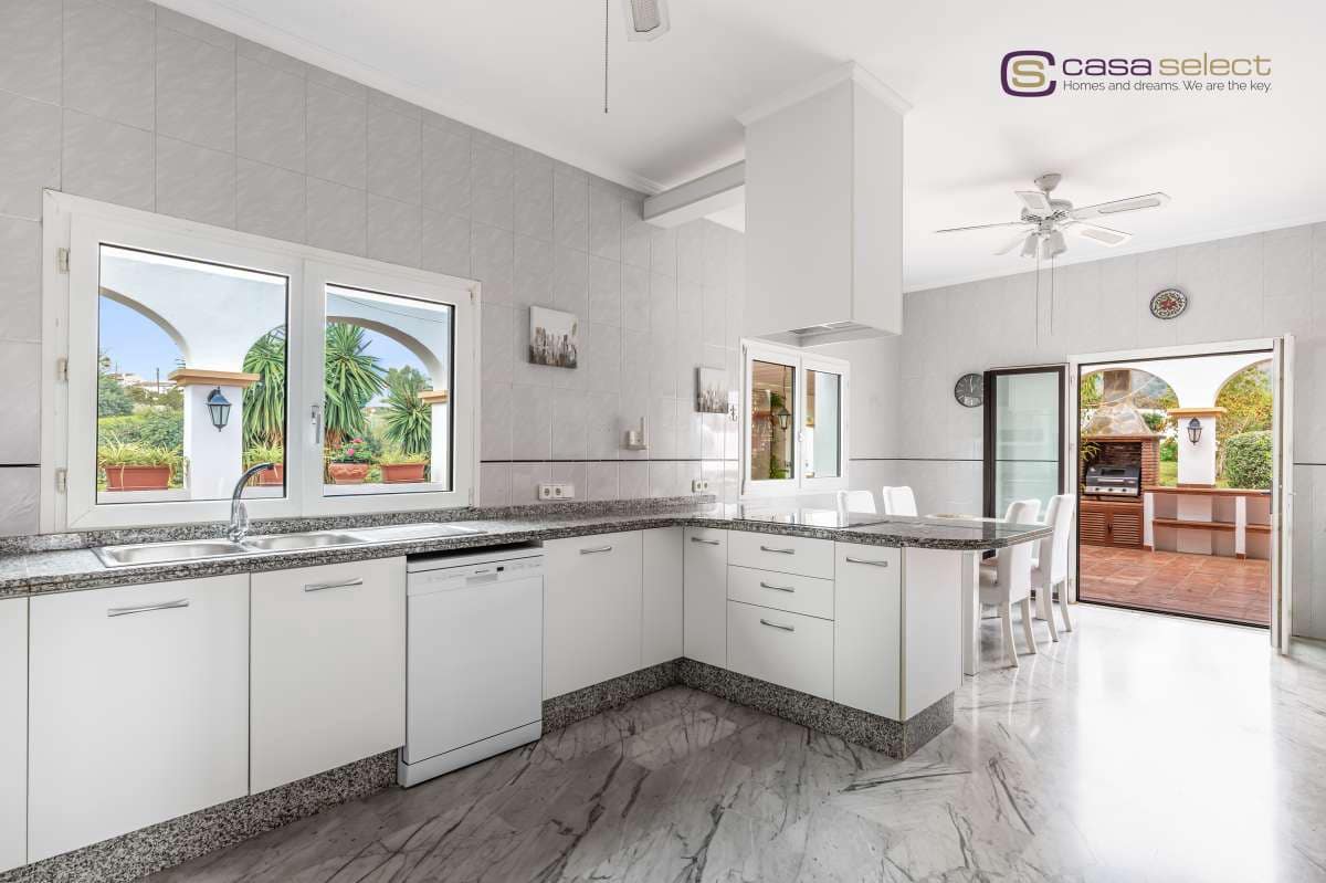 6 bedroom Villa for sale in Frigiliana with pool - € 1,290,000 (Ref: 8924639)