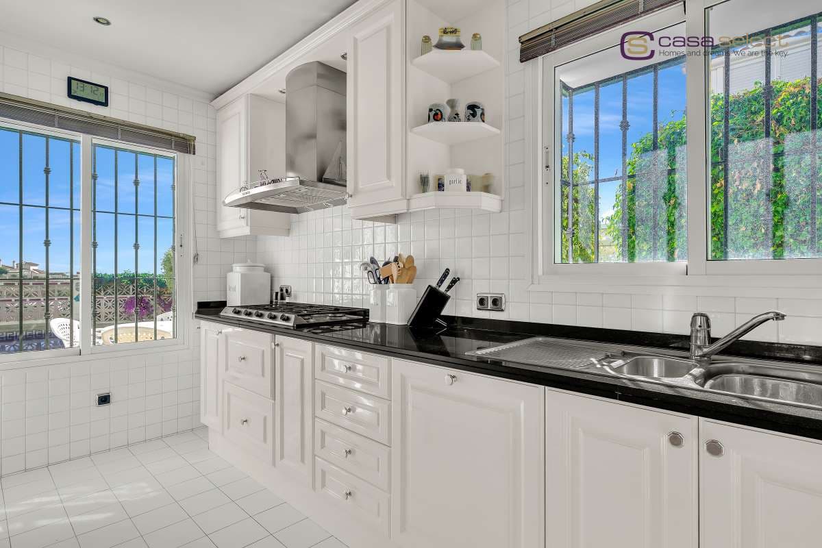 4 soveværelse Villa til salg i Torrox Park med swimmingpool - € 598.000 (Ref: 9357879)