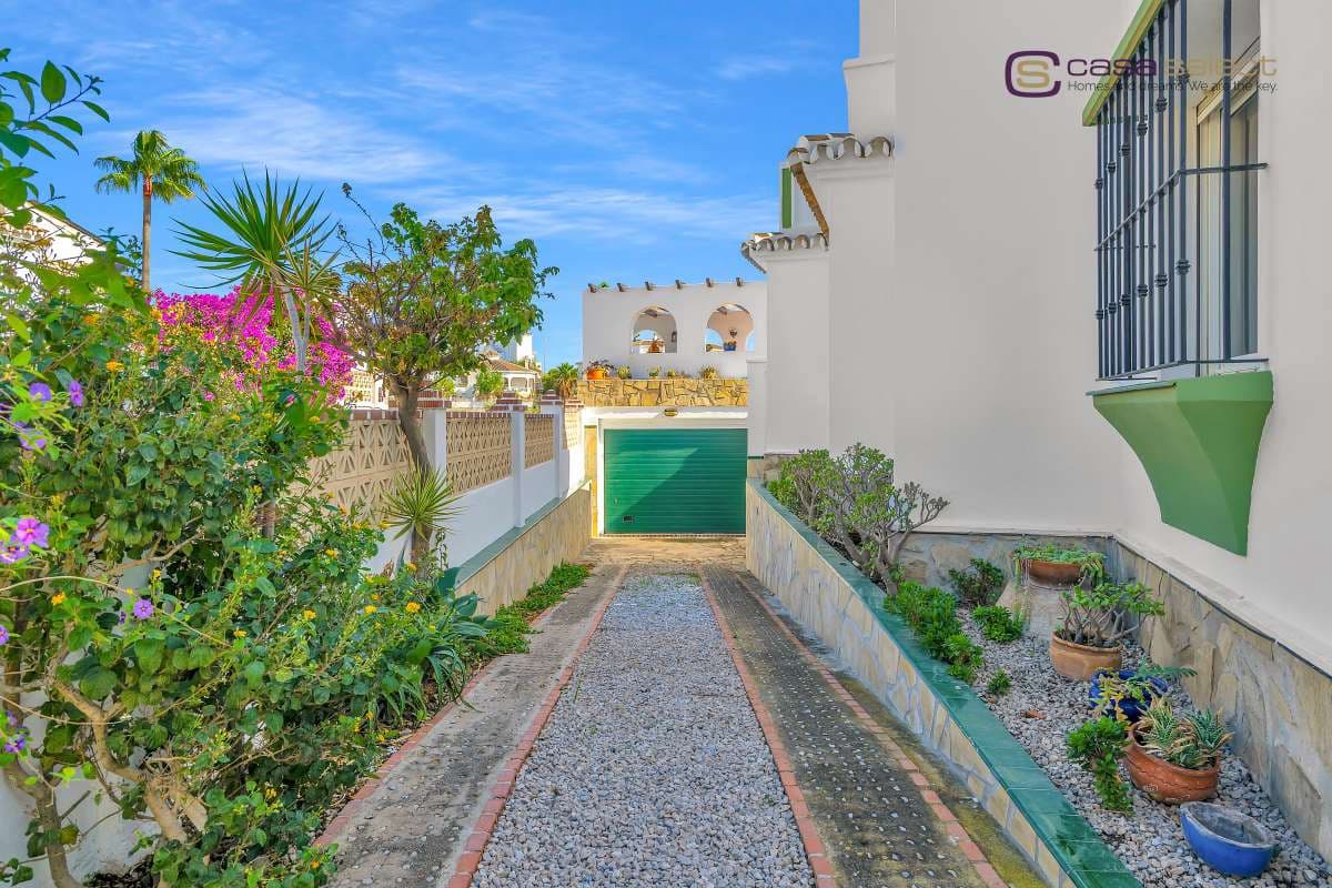 4 soveværelse Villa til salg i Torrox Park med swimmingpool - € 598.000 (Ref: 9357879)
