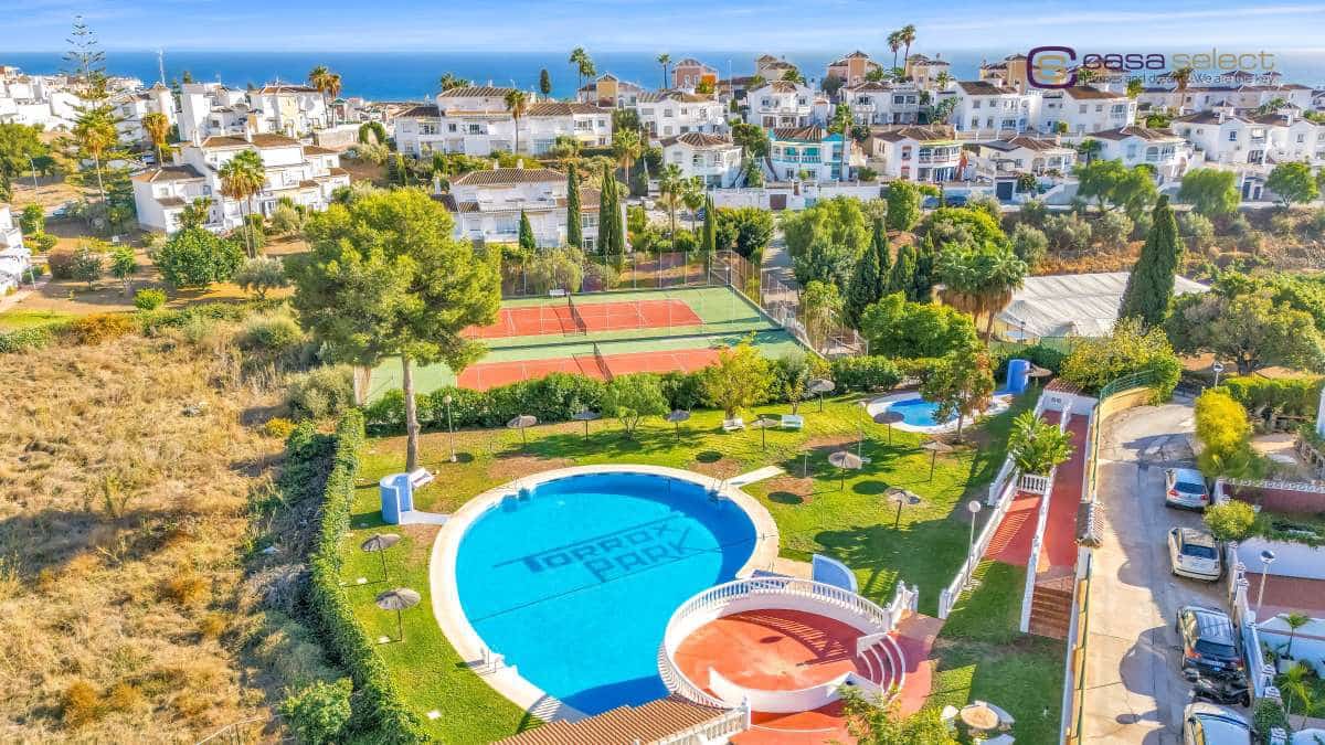 4 soveværelse Villa til salg i Torrox Park med swimmingpool - € 598.000 (Ref: 9357879)