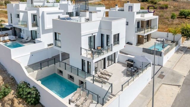 3 sypialnia Willa na sprzedaż w Nerja z basenem garażem - 789 000 € (Ref: 9564062)