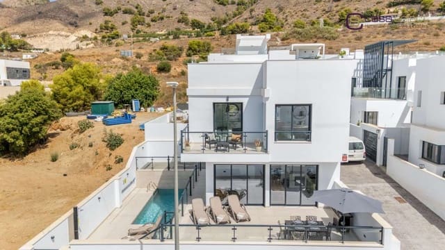 3 sypialnia Willa na sprzedaż w Nerja z basenem garażem - 789 000 € (Ref: 9564062)