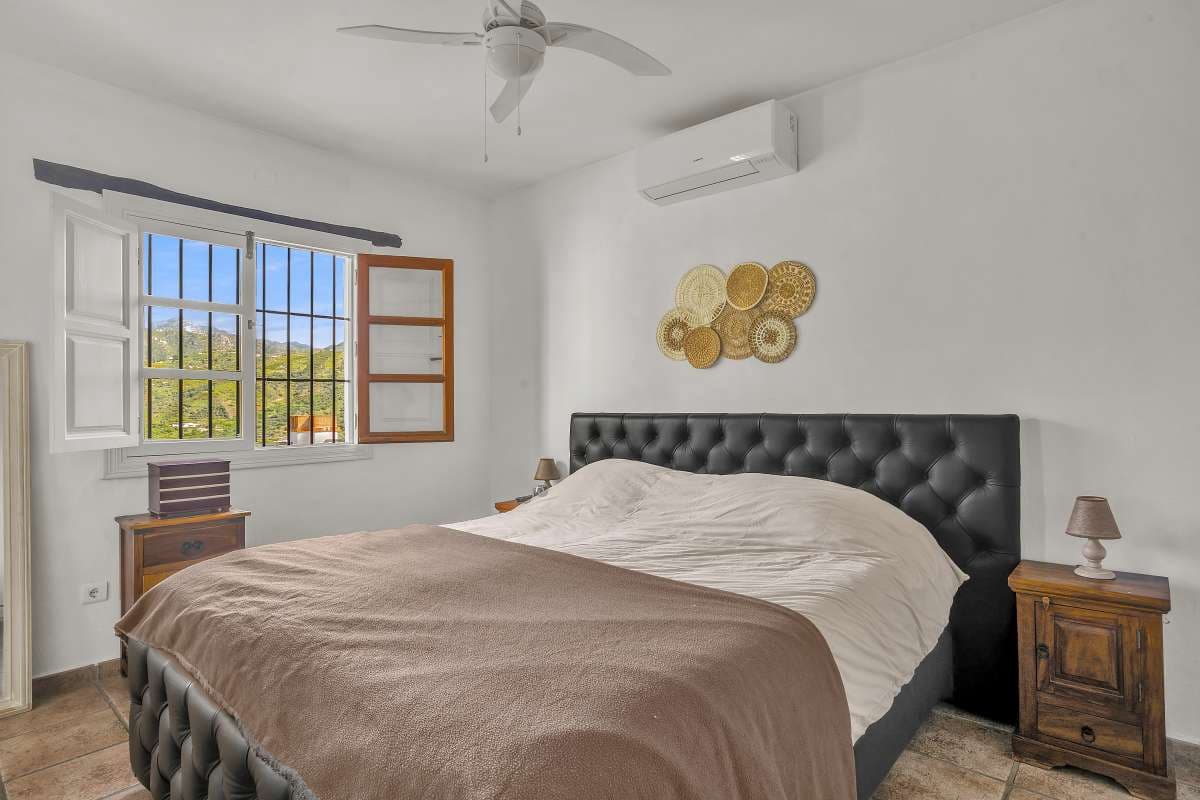 4 bedroom Villa for sale in Torrox with pool - € 565,000 (Ref: 9614442)