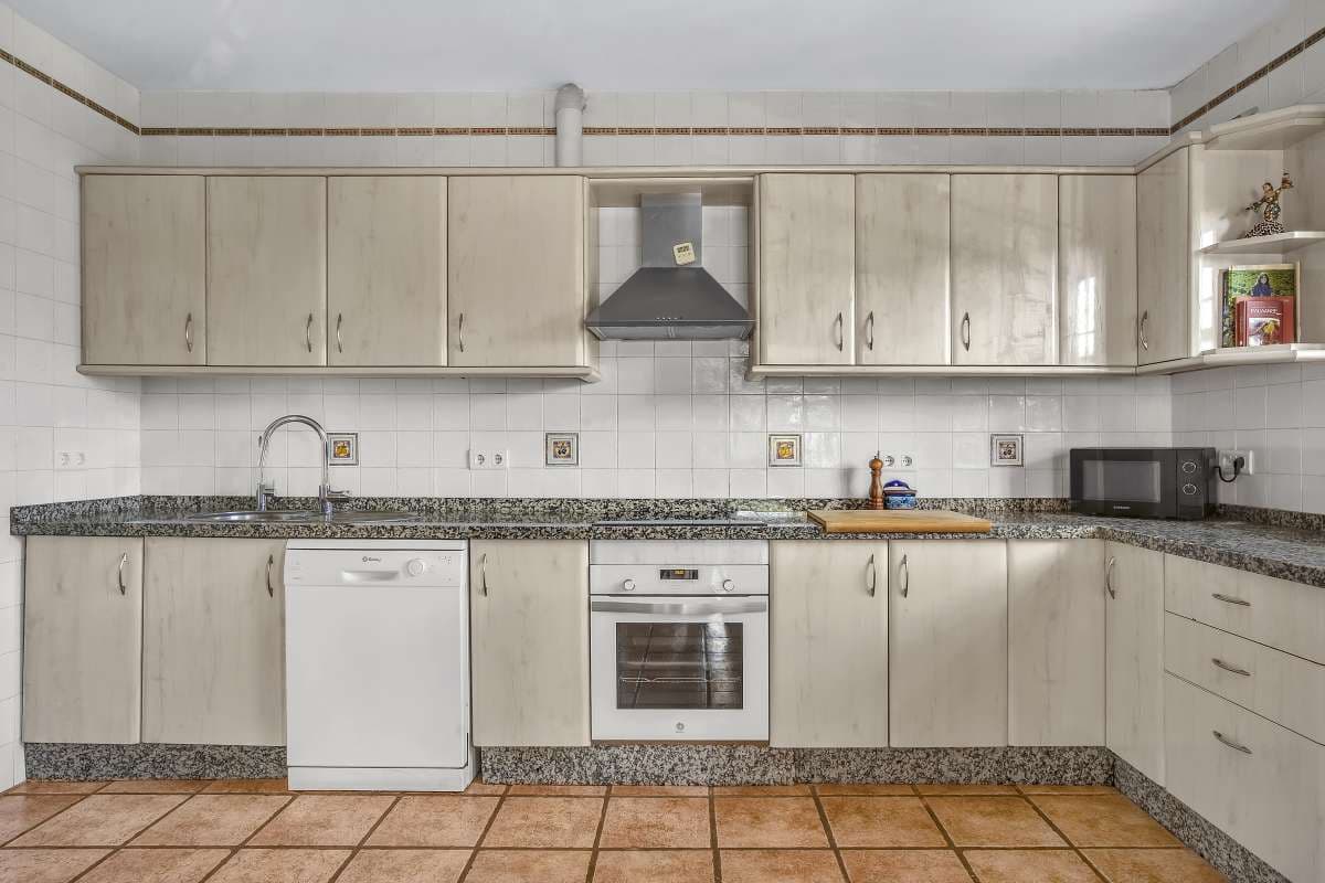 4 bedroom Villa for sale in Torrox with pool - € 565,000 (Ref: 9614442)