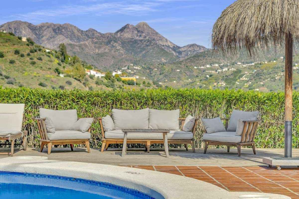 4 bedroom Villa for sale in Torrox with pool - € 565,000 (Ref: 9614442)