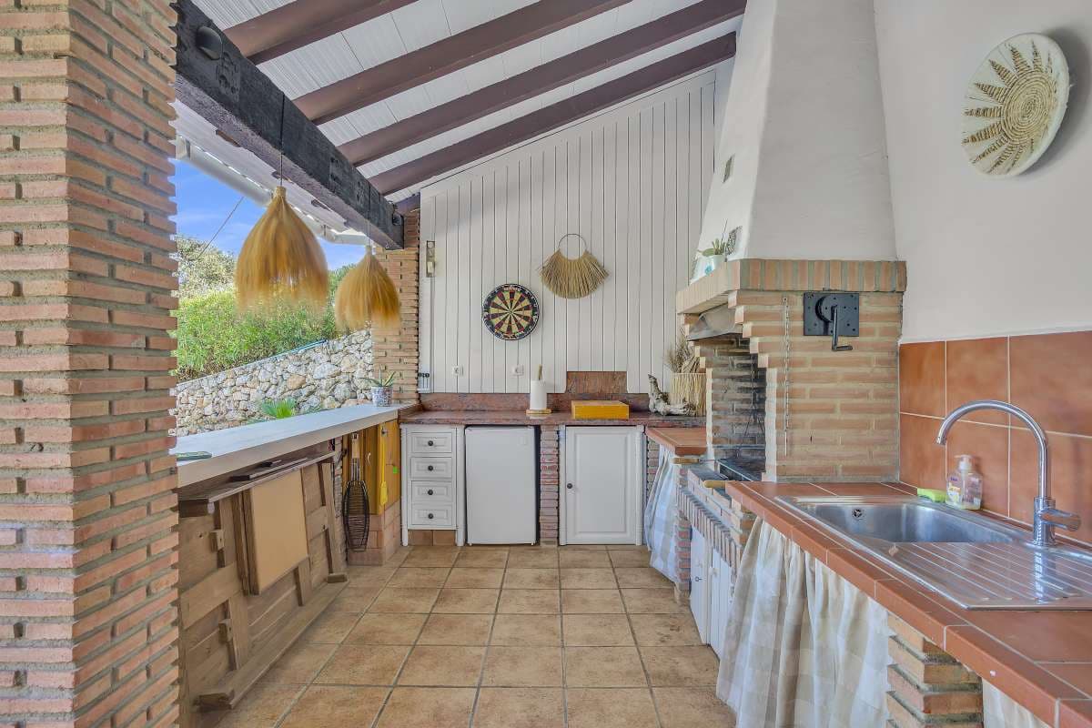 4 bedroom Villa for sale in Torrox with pool - € 565,000 (Ref: 9614442)