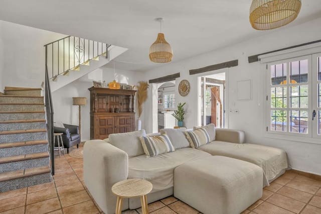 4 bedroom Villa for sale in Torrox with pool - € 565,000 (Ref: 9614442)