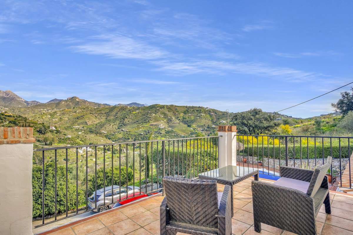 4 bedroom Villa for sale in Torrox with pool - € 565,000 (Ref: 9614442)