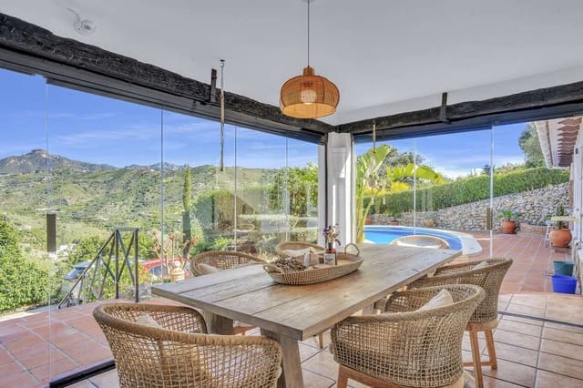 4 bedroom Villa for sale in Torrox with pool - € 565,000 (Ref: 9614442)