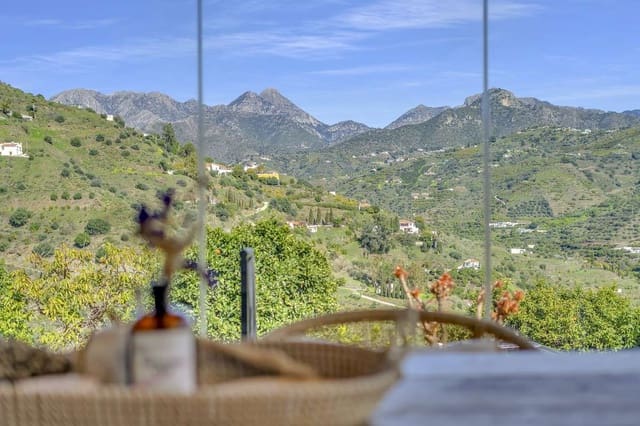 4 bedroom Villa for sale in Torrox with pool - € 565,000 (Ref: 9614442)