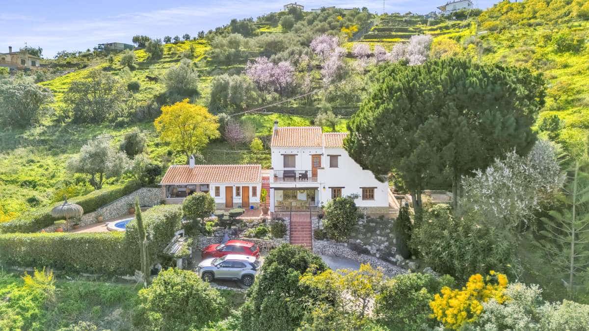 4 bedroom Villa for sale in Torrox with pool - € 565,000 (Ref: 9614442)