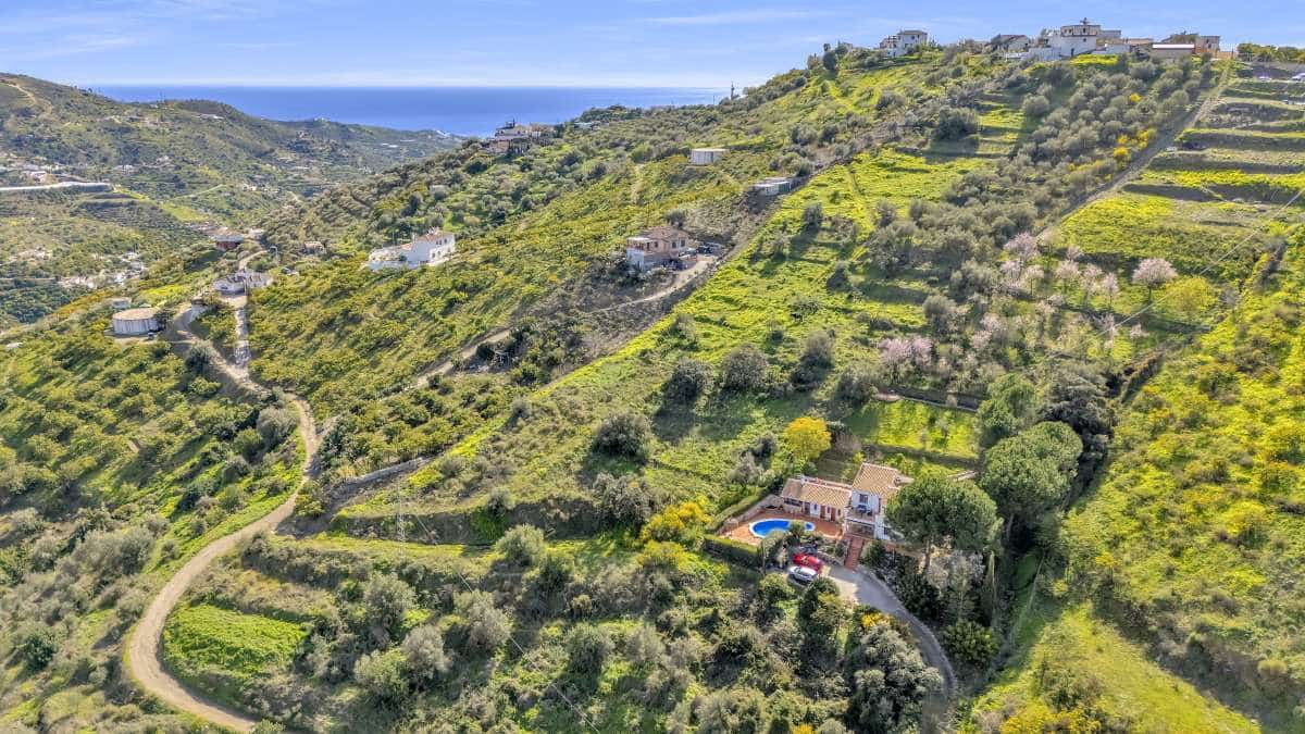 4 bedroom Villa for sale in Torrox with pool - € 565,000 (Ref: 9614442)