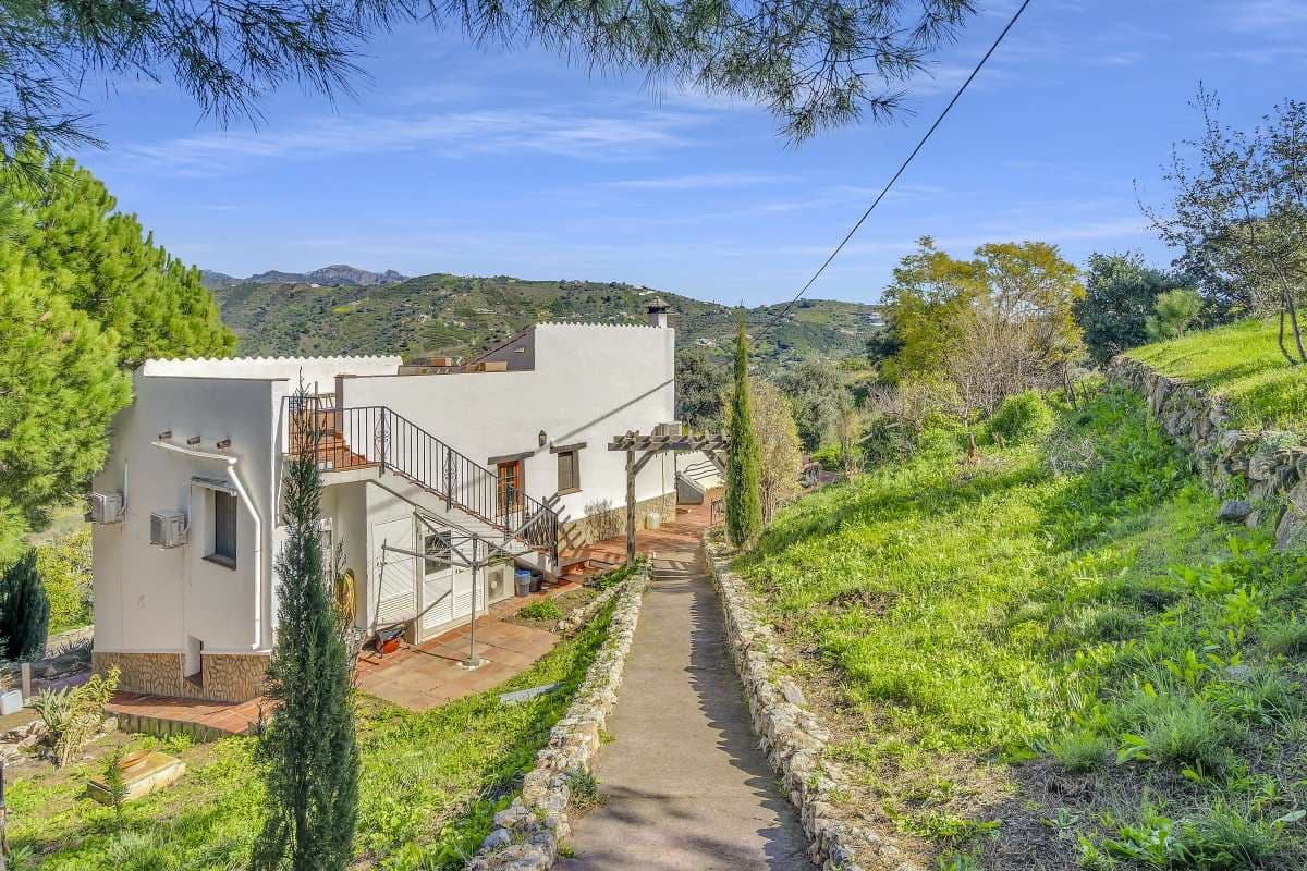 4 bedroom Villa for sale in Torrox with pool - € 565,000 (Ref: 9614442)