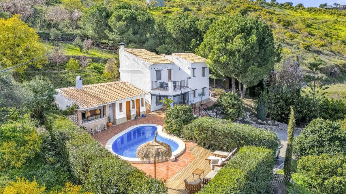 4 bedroom Villa for sale in Torrox with pool - € 565,000 (Ref: 9614442)