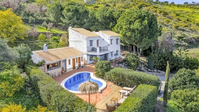 4 bedroom Villa for sale in Torrox with pool - € 565,000 (Ref: 9614442)