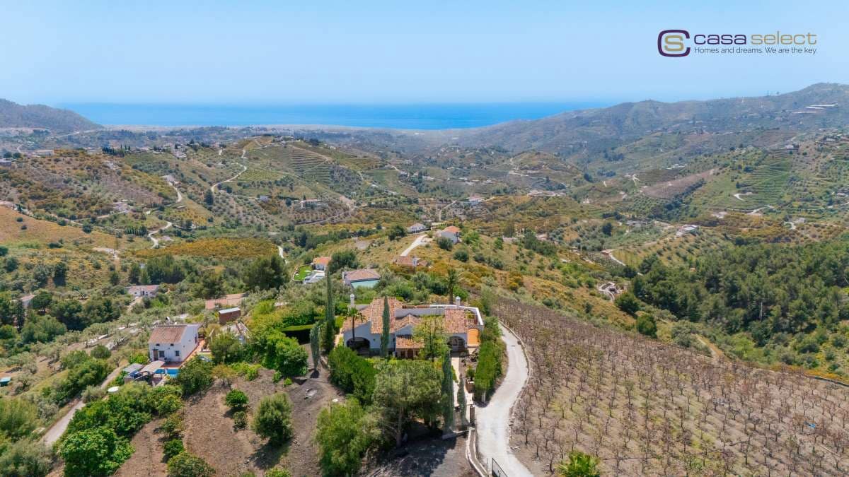 3 bedroom Villa for sale in Frigiliana with pool - € 725,000 (Ref: 9803758)