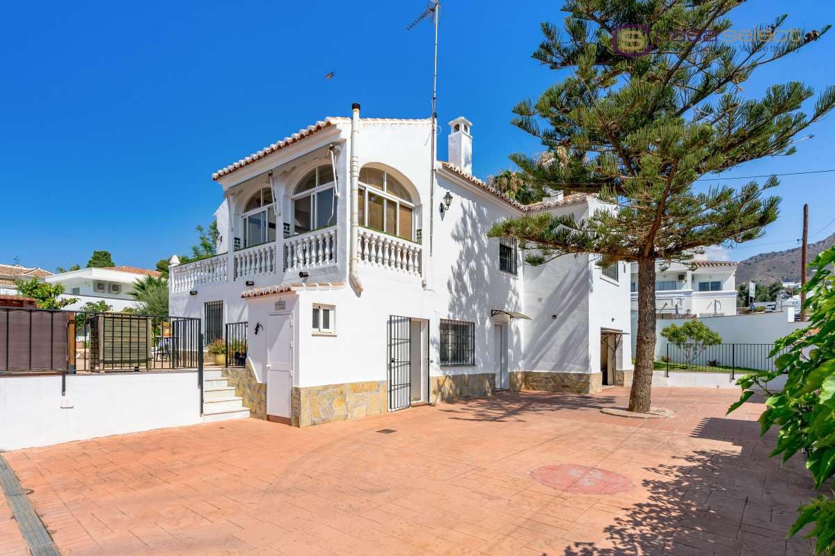 4 chambre Villa/Maison à vendre à Nerja avec piscine - 1 200 000 € (Ref: 9981641)