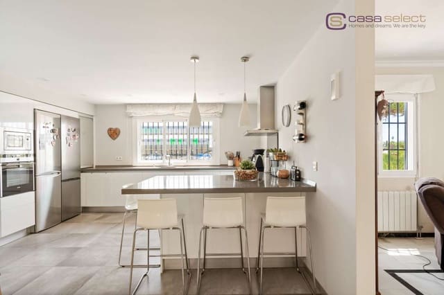 4 Zimmer Villa zu verkaufen in Burriana, Nerja mit Pool - 1.200.000 € (Ref: 9981641)
