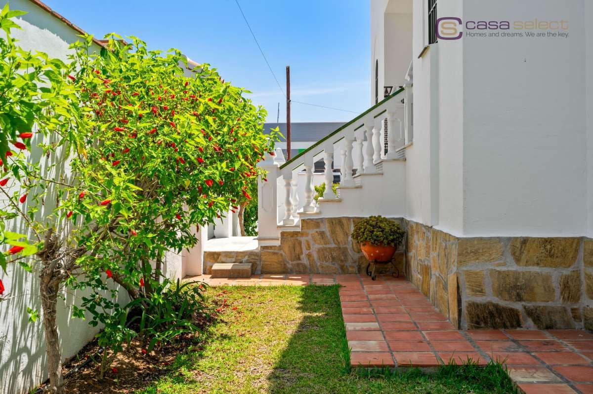 4 chambre Villa/Maison à vendre à Nerja avec piscine - 1 200 000 € (Ref: 9981641)