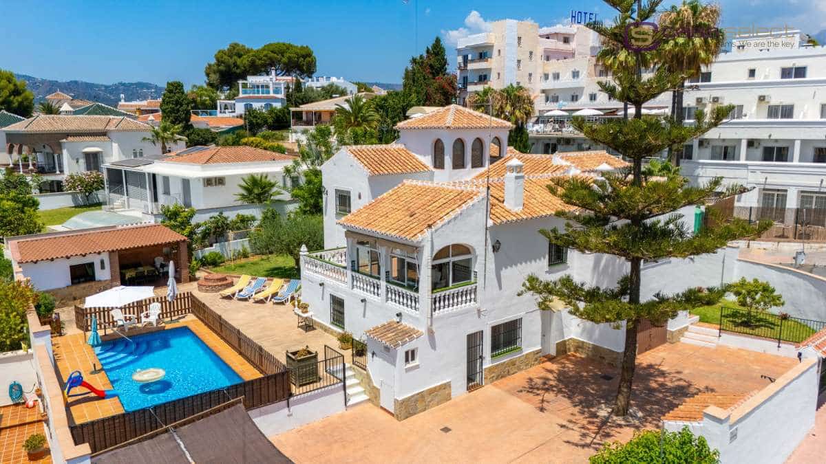 4 chambre Villa/Maison à vendre à Nerja avec piscine - 1 200 000 € (Ref: 9981641)