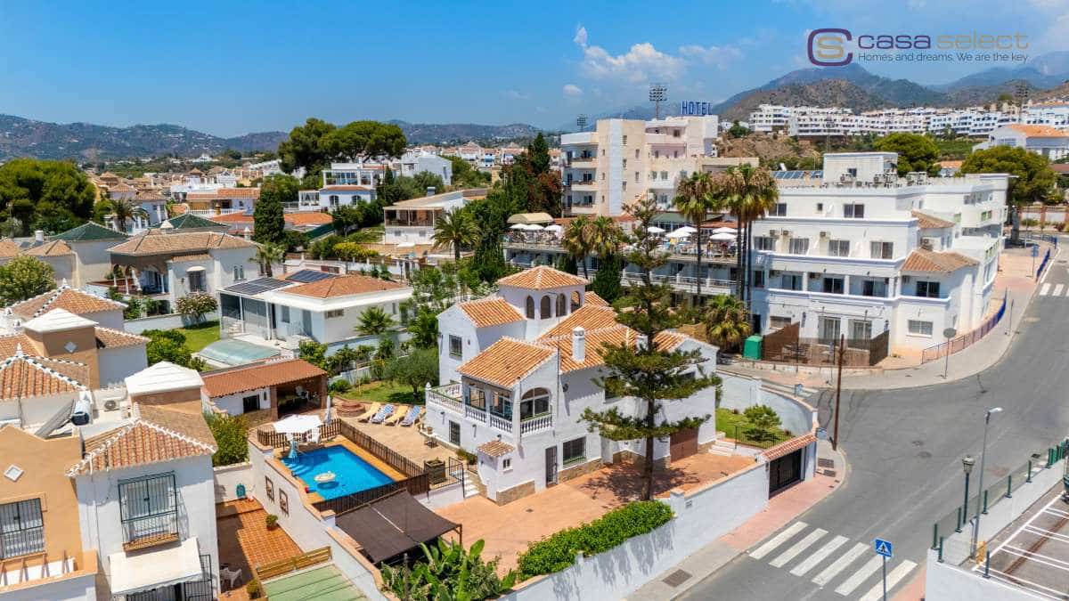 4 chambre Villa/Maison à vendre à Nerja avec piscine - 1 200 000 € (Ref: 9981641)