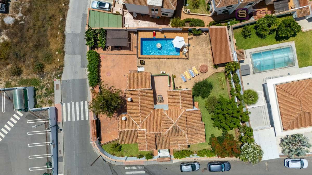 4 chambre Villa/Maison à vendre à Nerja avec piscine - 1 200 000 € (Ref: 9981641)