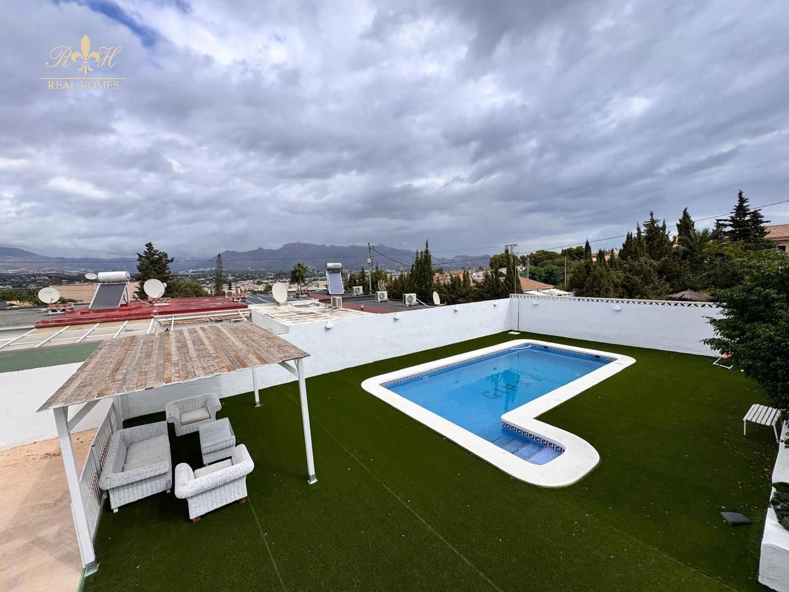 4 bedroom Villa for rent in Albir with pool - € 3,000 (Ref: 10065558)