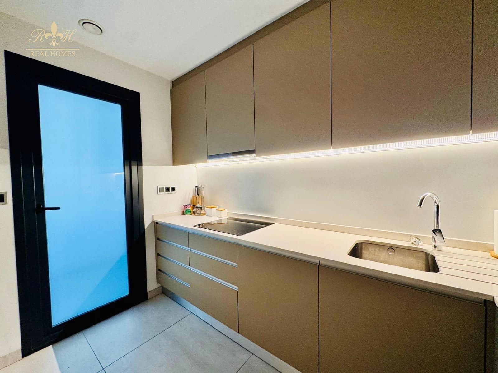2 bedroom Flat for sale in Benidorm with pool garage - € 680,000 (Ref: 10079793)