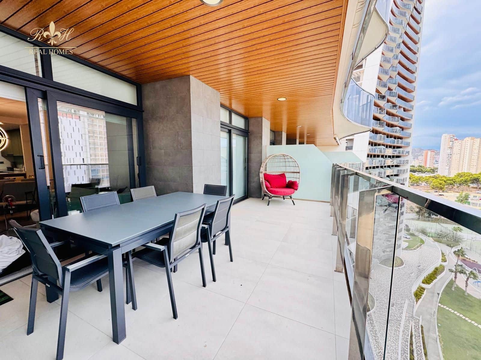 2 bedroom Flat for sale in Benidorm with pool garage - € 680,000 (Ref: 10079793)