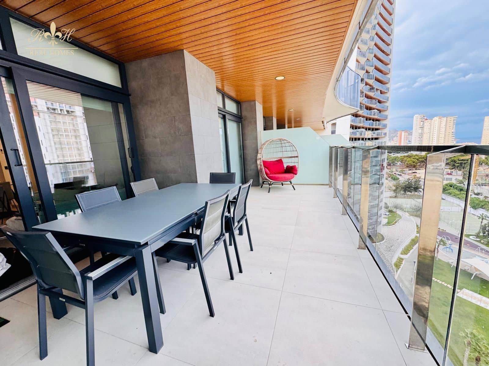 2 bedroom Flat for sale in Benidorm with pool garage - € 680,000 (Ref: 10079793)