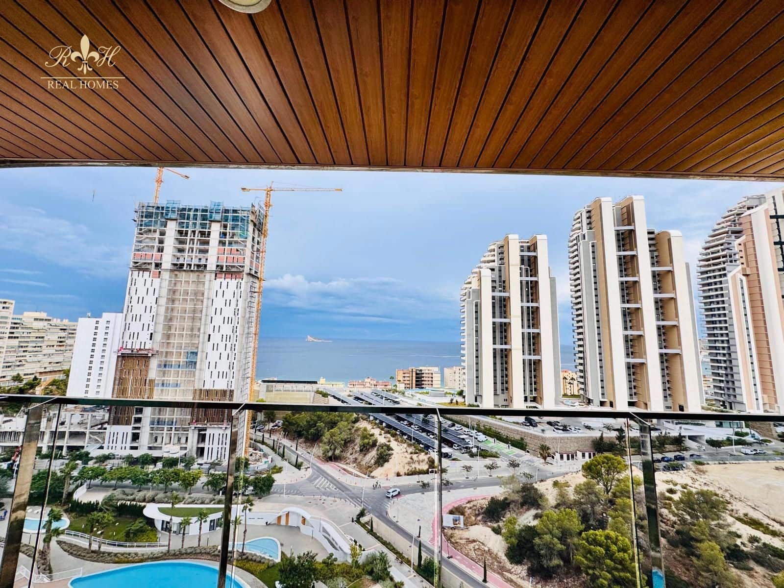 2 bedroom Flat for sale in Benidorm with pool garage - € 680,000 (Ref: 10079793)